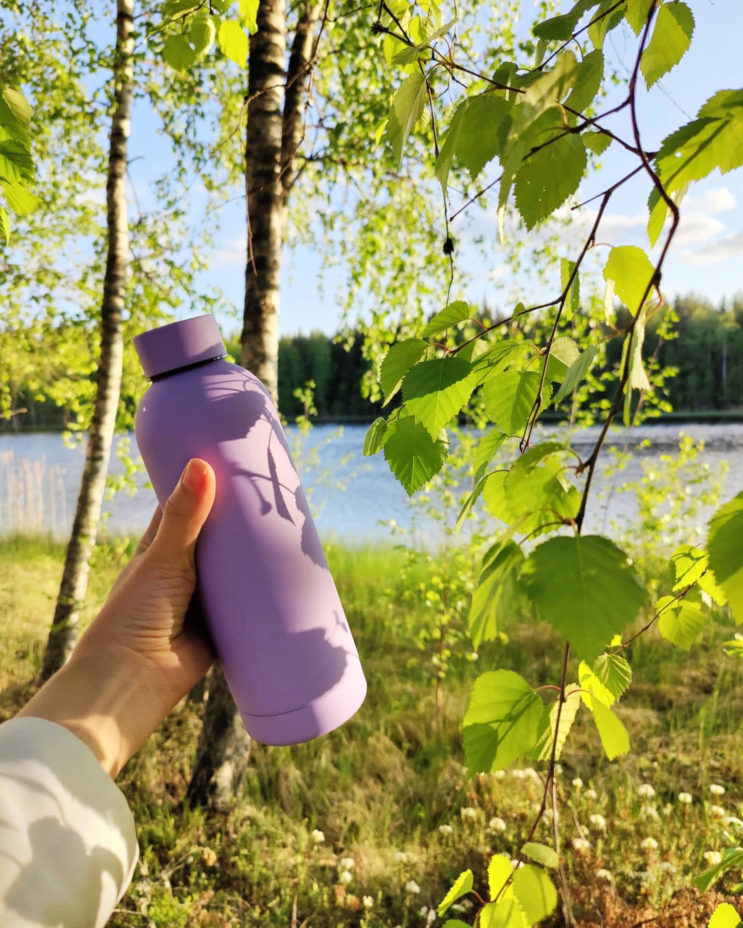 Laventelin värinen ruostumattomasta teräksestä valmistettu juomapullo