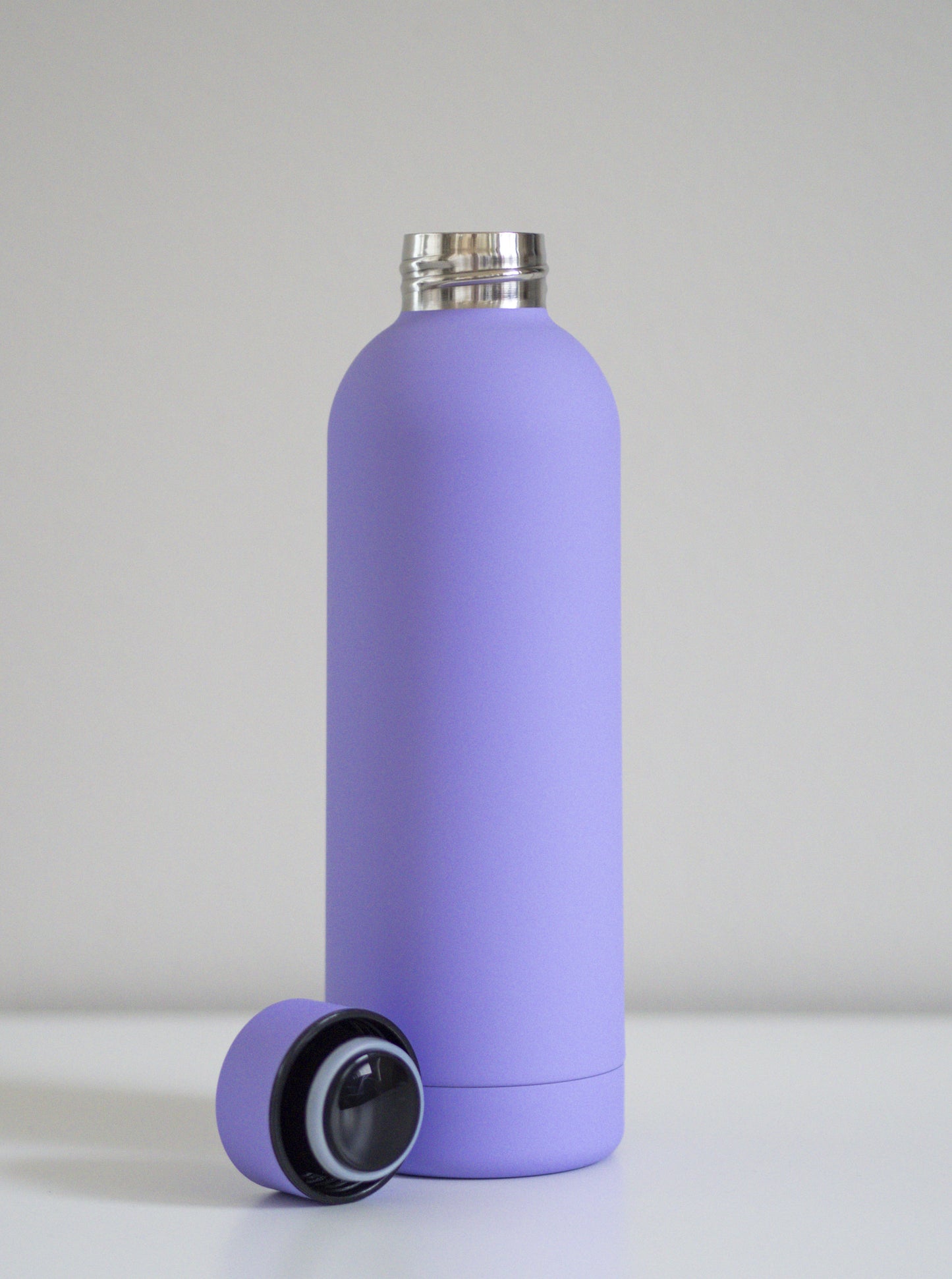 Laventelin värinen ruostumattomasta teräksestä valmistettu juomapullo