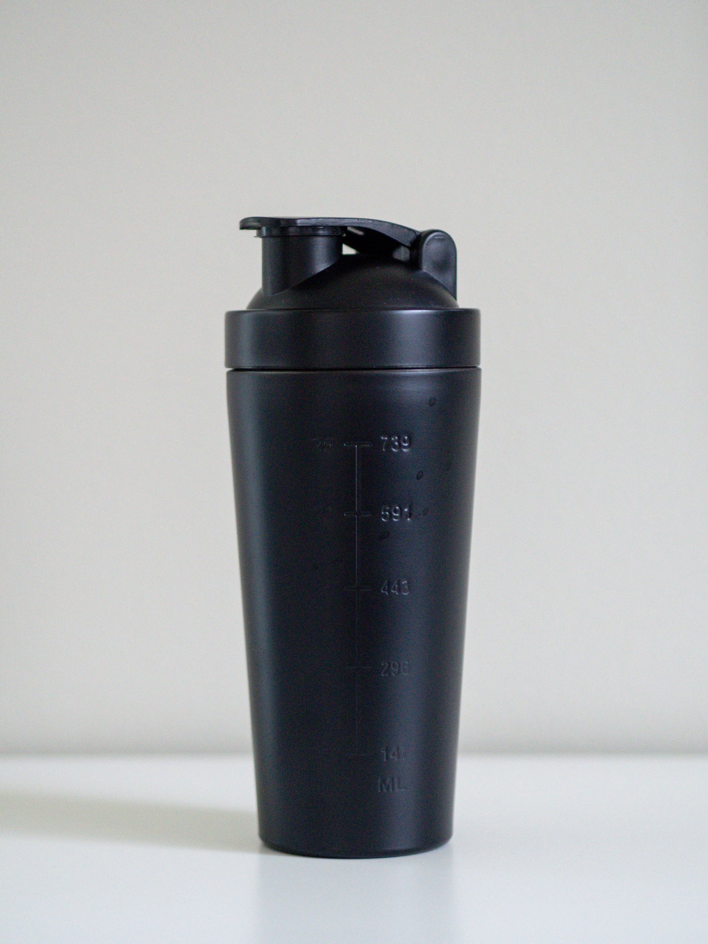 Ruostumattomasta teräksestä valmistettu musta sheikkeri sekoituspallolla