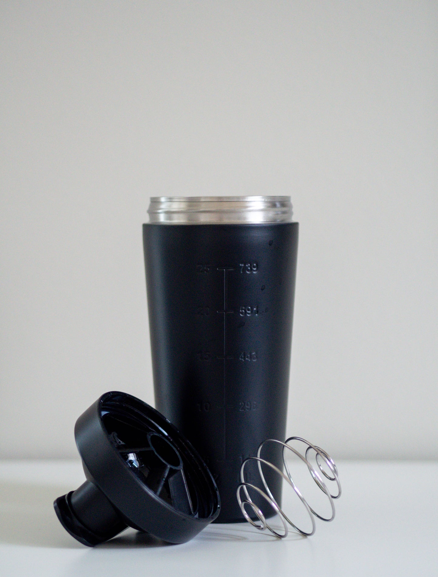 Ruostumattomasta teräksestä valmistettu musta sheikkeri sekoituspallolla