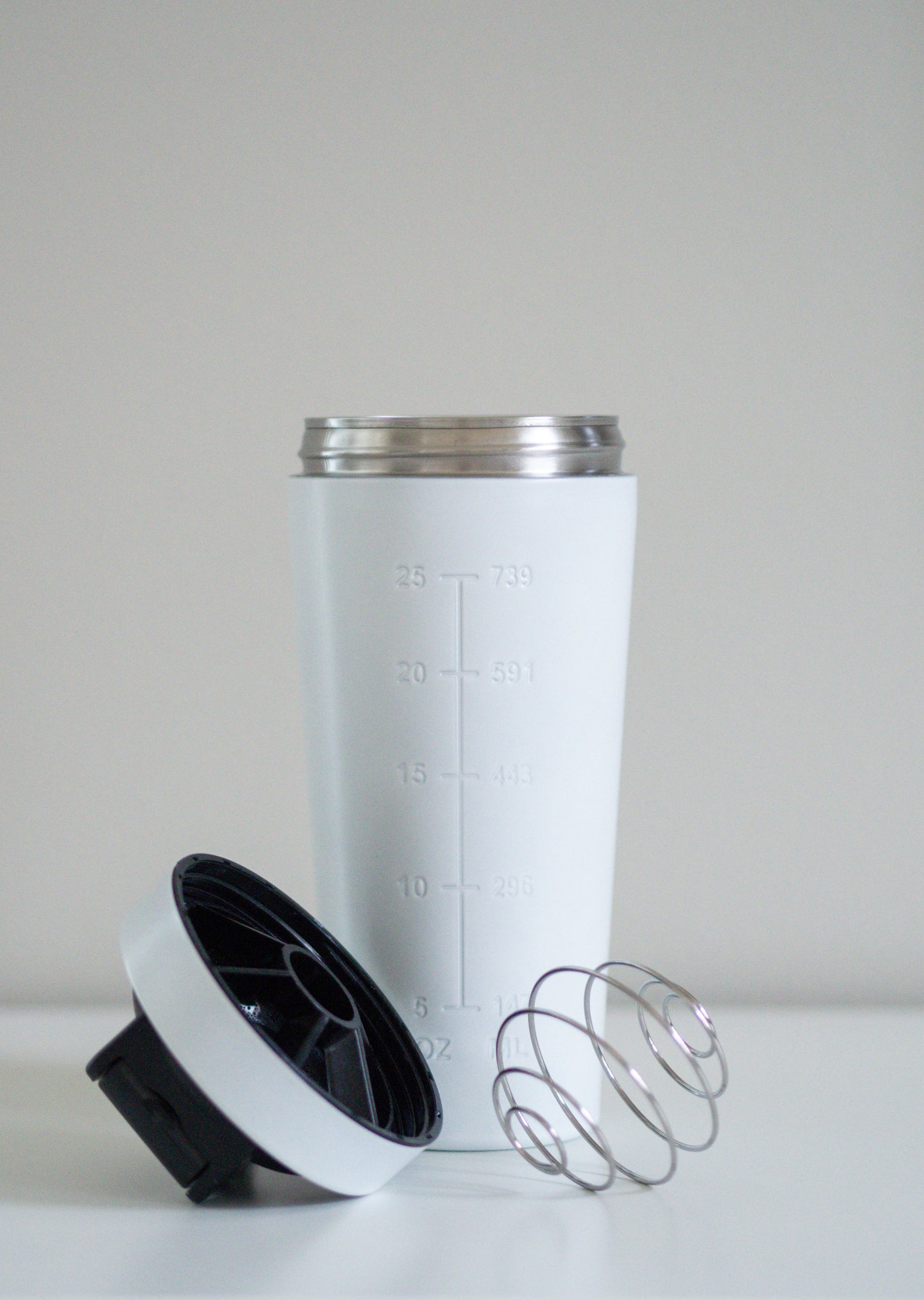 Ruostumattomasta teräksestä valmistettu valkoinen sheikkeri sekoituspallolla