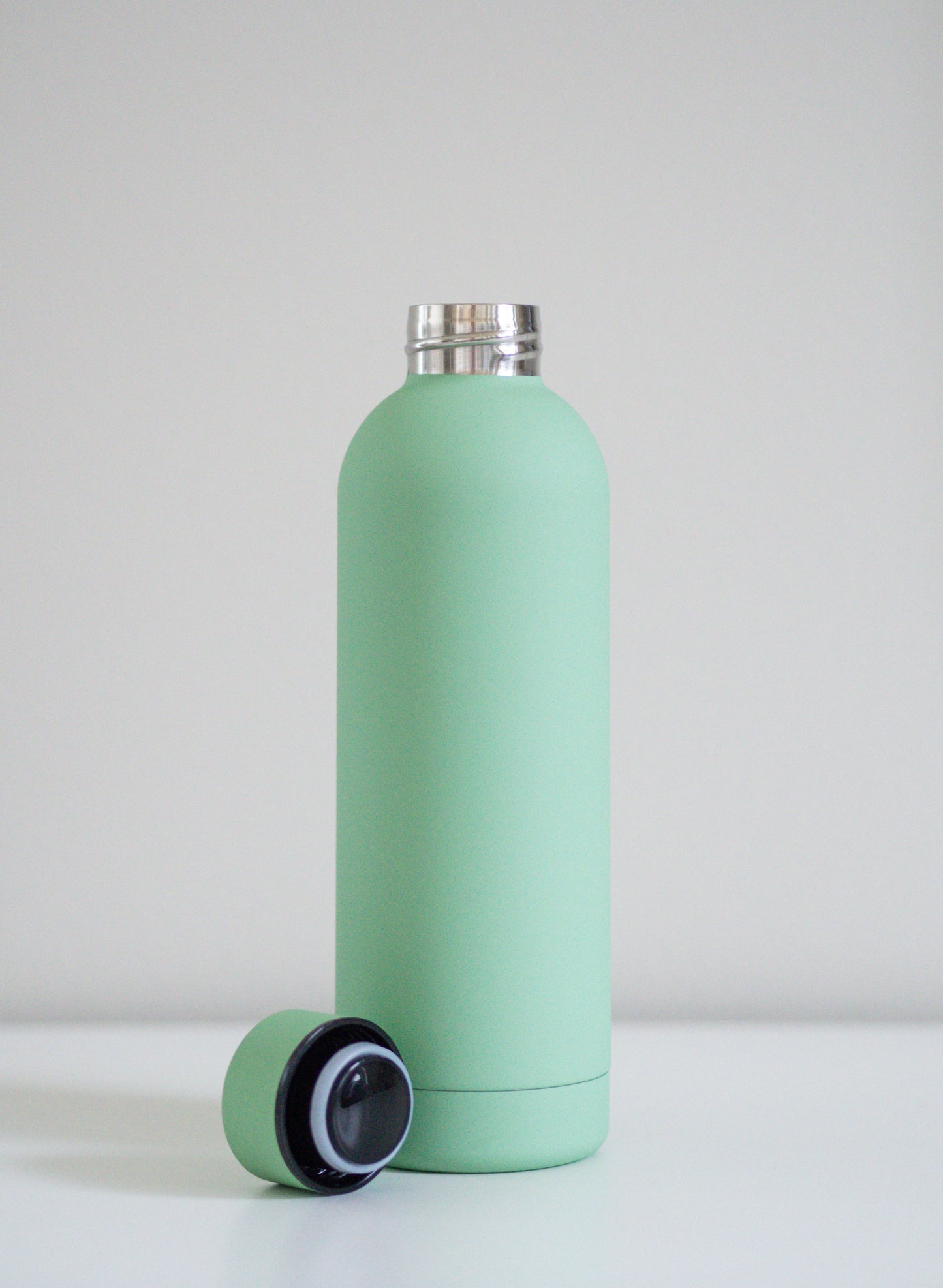 Ruostumattomasta teräksestä valmistettu pastellin vihreä juomapullo