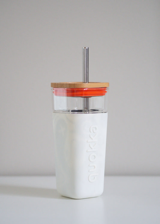 Lasinen Quokka tumbleri valkoisella silikonikauluksella, bambukannella ja ruostumattomasta teräksestä valmistetulla pillillä