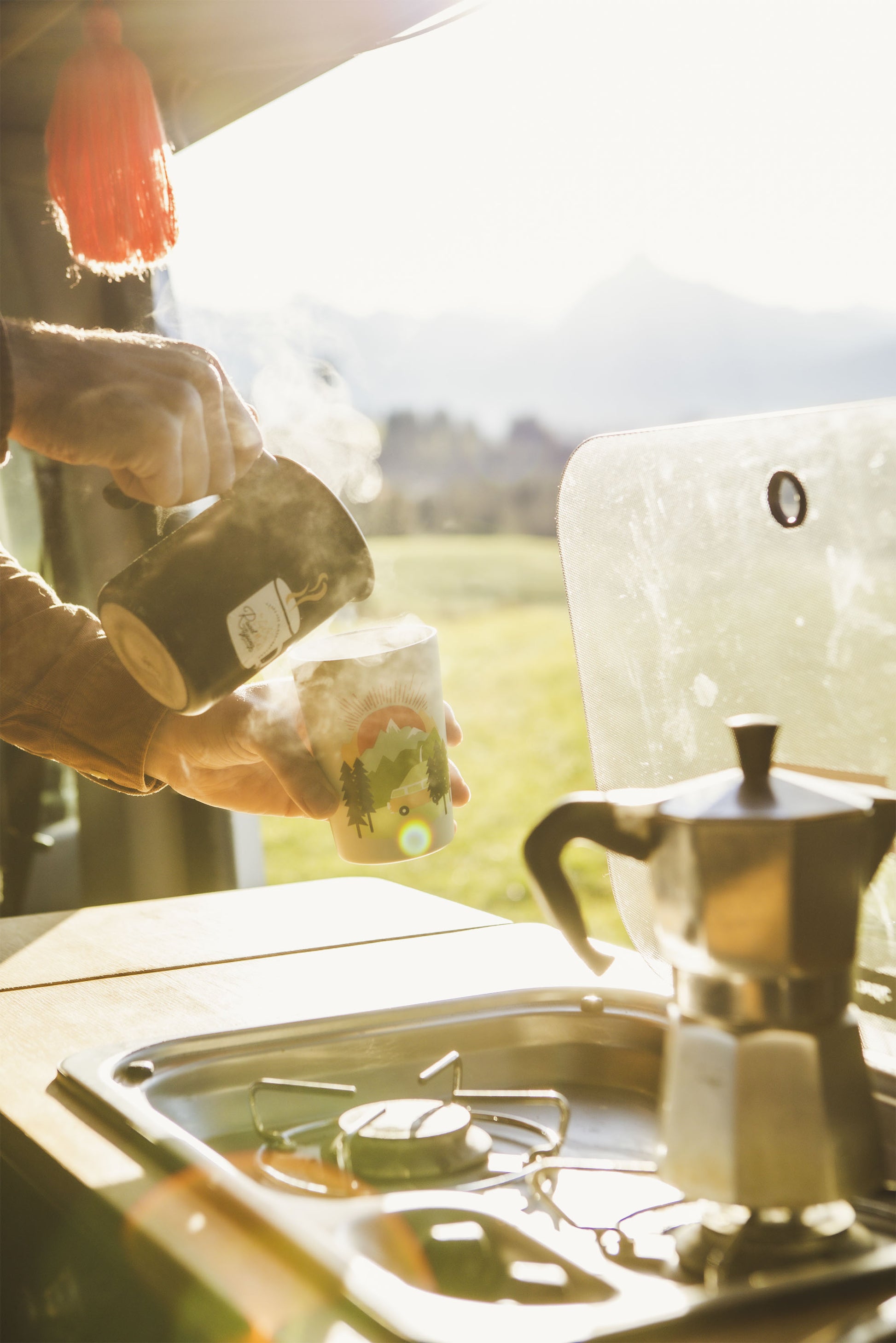 Roadtyping take away teräsmuki käytössä / Roadtyping take away steel mug in use