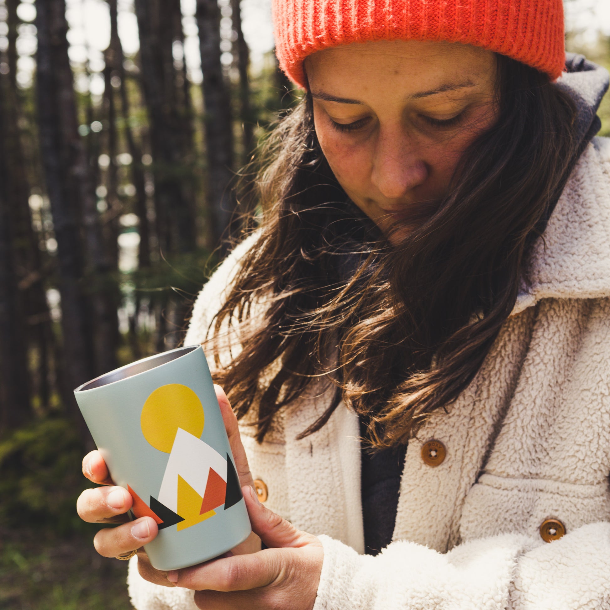 Roadtyping take away teräsmuki käytössä / Roadtyping take away steel mug in use