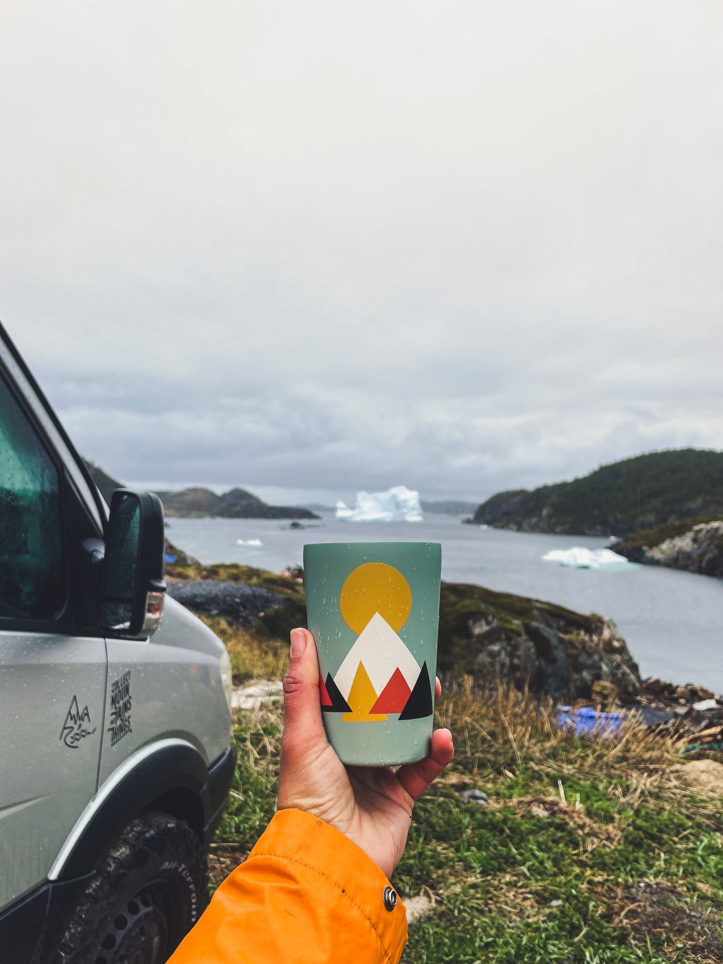 Roadtyping take away teräsmuki käytössä / Roadtyping take away steel mug in use