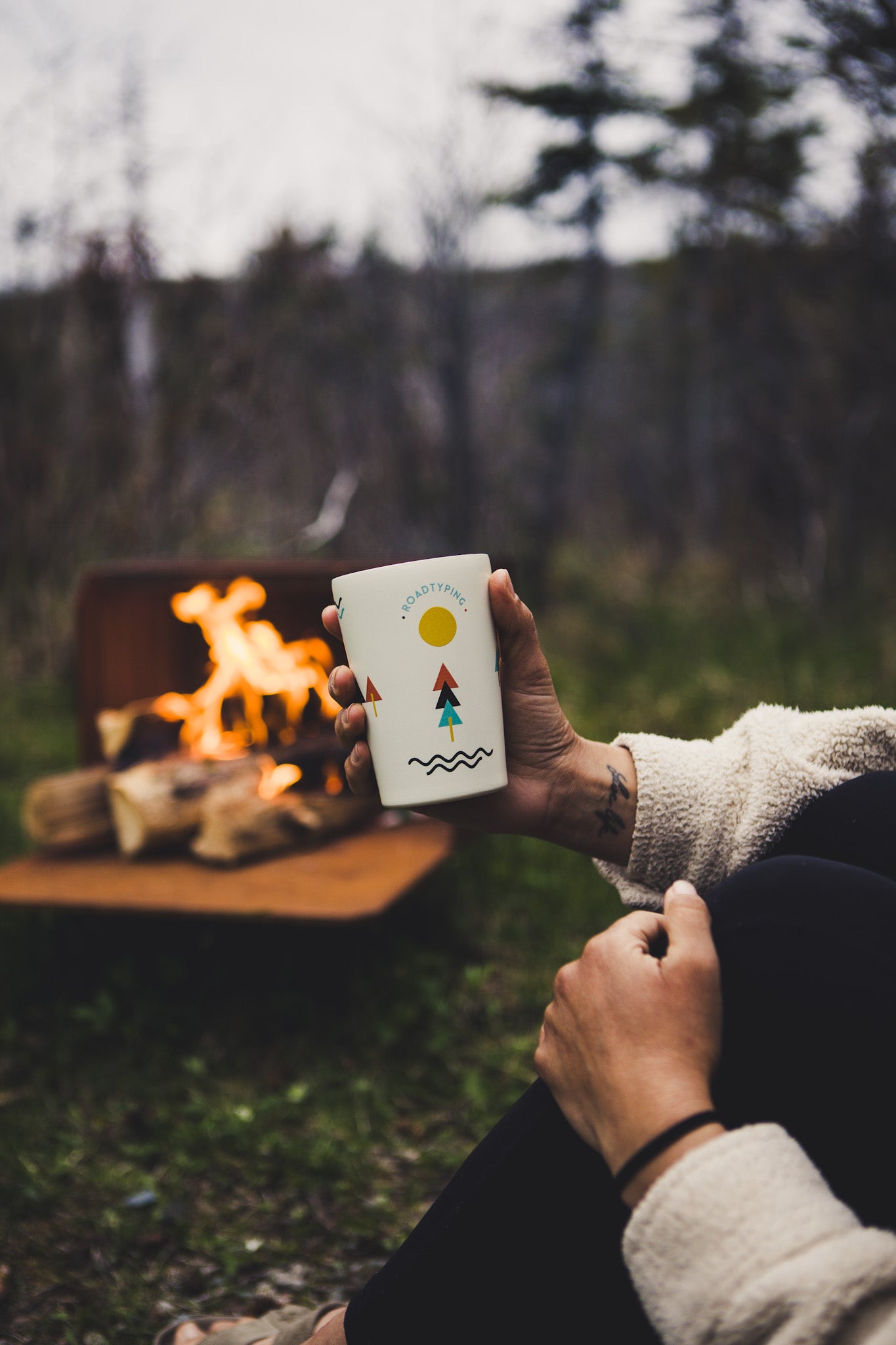 Roadtyping take away teräsmuki käytössä / Roadtyping take away steel mug in use