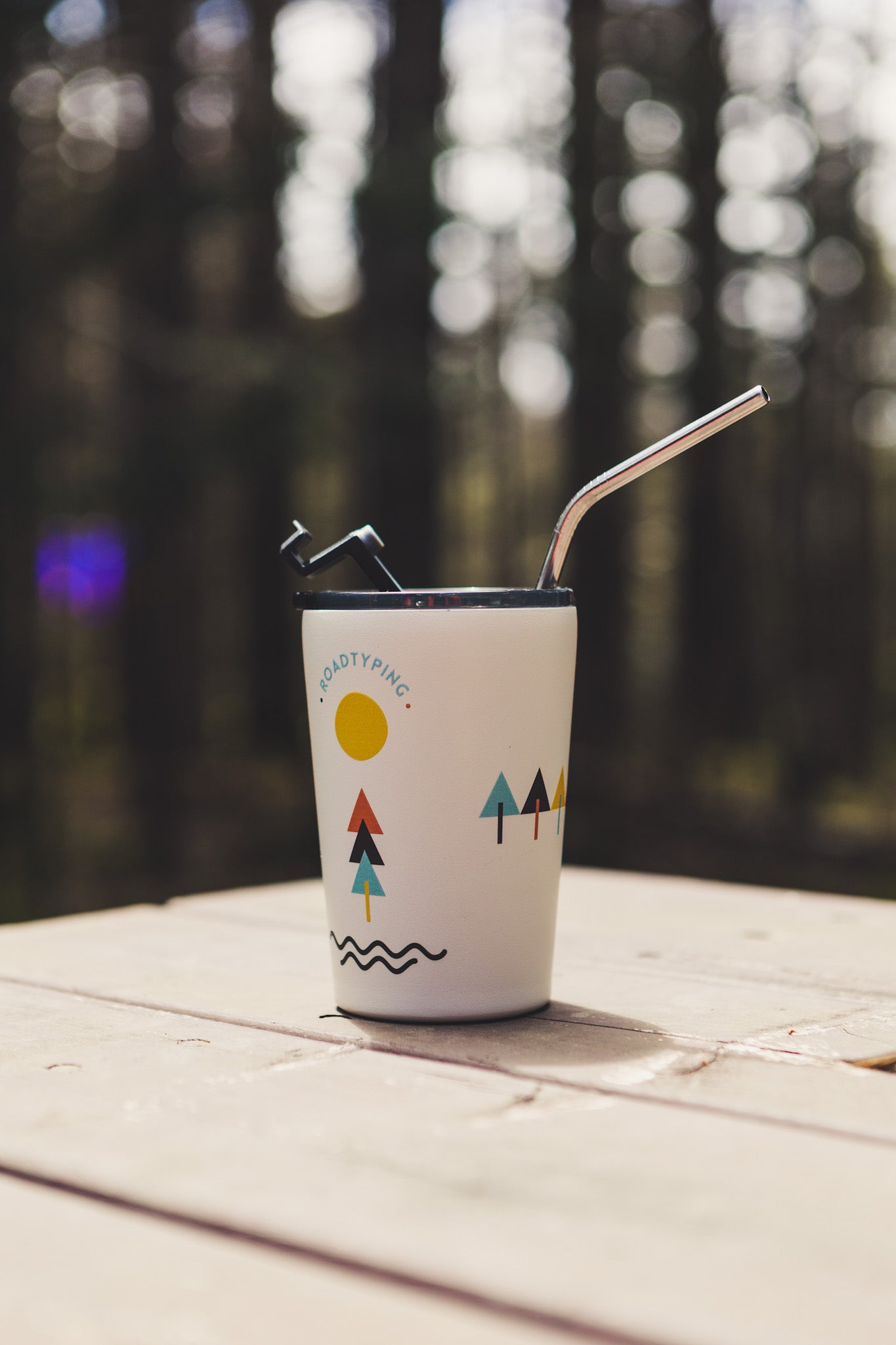 Roadtyping take away teräsmuki pöydällä / Roadtyping take away steel mug on table