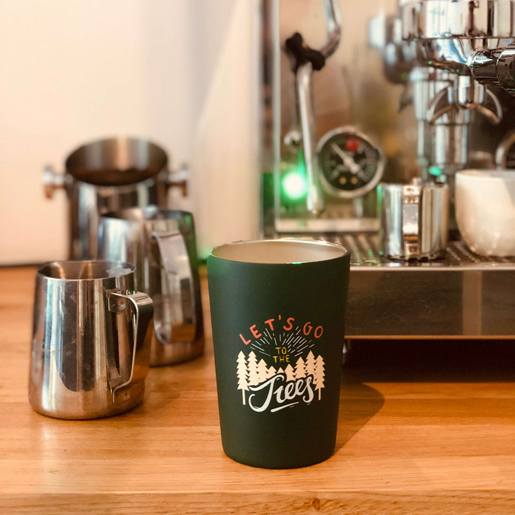 Roadtyping take away teräsmuki pöydällä / Roadtyping take away steel mug on table